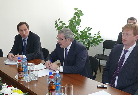Полномочный представитель Президента Российской Федерации в Сибирском федеральном округе Виктор Толоконский, генеральный директор ОАО «Сибэлектротерм» Михаил Кузьмин (слева), генеральный директор ЗАО «Завод Сибирского технологического машиностроения» Сергей Шаплов (справа)