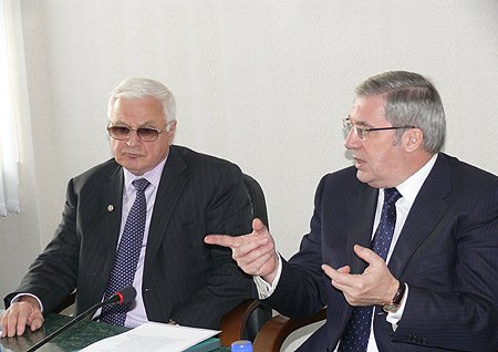 Председатель СО РАМН, вице-президент РАМН, академик РАМН Валерий Труфакин и полномочный представитель Президента Российской Федерации в Сибирском федеральном округе Виктор Толоконский