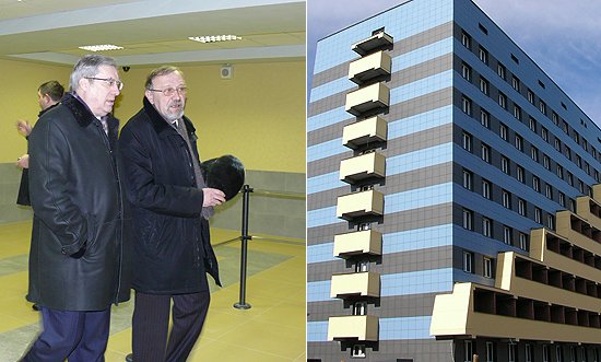 Полномочный представитель Президента Российской Федерации в Сибирском федеральном округе Виктор Толоконский и ректор Новосибирского государственного университета Владимир Собянин; справа - новое студенческое общежитие НГУ