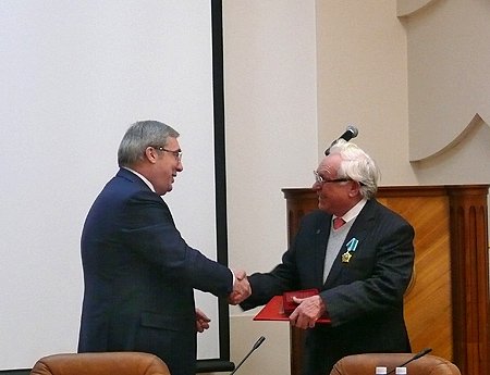Виктор Толоконский вручил государственную награду РФ «Орден дружбы» главному научному сотруднику Института нефтегазовой геологии и геофизики им. А.А. Трофимука СО РАН Запивалову Николаю Петровичу