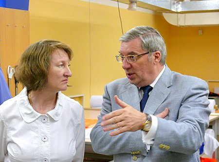 Виктор Толоконский считает, что государственный и муниципальный заказ может помочь предпринимателями выйти на рынок с новым продуктом (слева - начальник департамента экономики, стратегического планирования и инвестиционной политики мэрии г.Новосибирска)