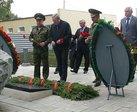 Гости возложили цветы к мемориалу погибшим воинам спецназа