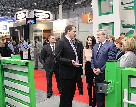 Перед началом работы круглого стола Виктор Толоконский осмотрел выставку «СтройСиб»