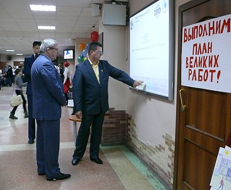 Виктору Толоконскому продемонстрировали интерактивные технологии, применяемые в процессе обучения гимназистов