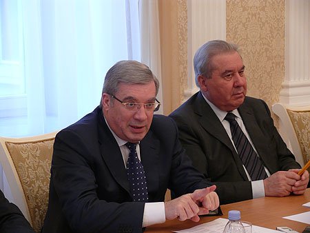 Полномочный представитель Президента РФ в Сибирском федеральном округе Виктор Толоконский и губернатор Омской области Леонид Полежаев