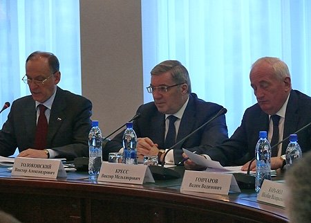 Виктор Толоконский: «Необходимо системно подходить к решению задач по предотвращению незаконной миграции, учитывая весь комплекс проблем в этой сфере» (на фото слева - Секретарь Совета безопасности РФ Николай Патрушев, справа - губернатор Томской области Виктор Кресс)