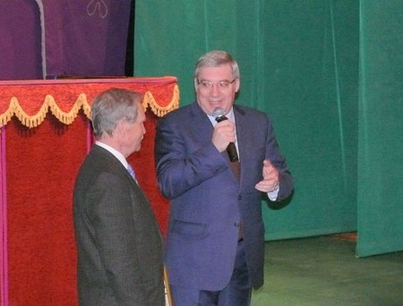 Полномочный представитель Президента Российской Федерации в Сибирском федеральном округе Виктор Толоконский и директор Новосибирского областного театра кукол Николай Бирюля
