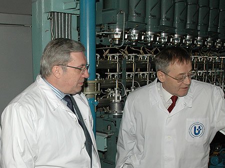 Виктор Толоконский ознакомился с производством ОАО «Ангарский электролизно-химический комбинат» (справа - главный инженер предприятия Виктор Вандышев)