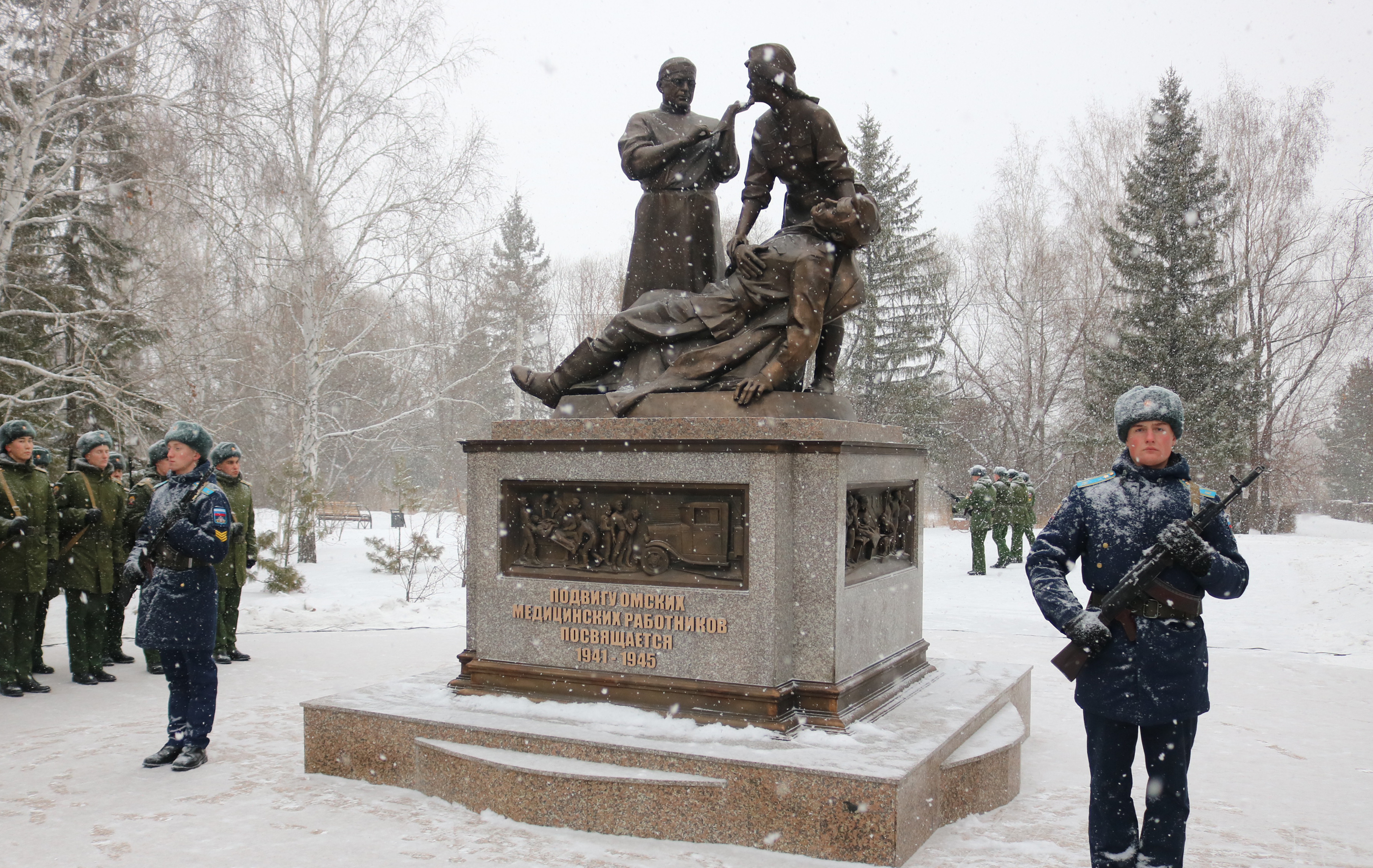 памятник в парке победы омск